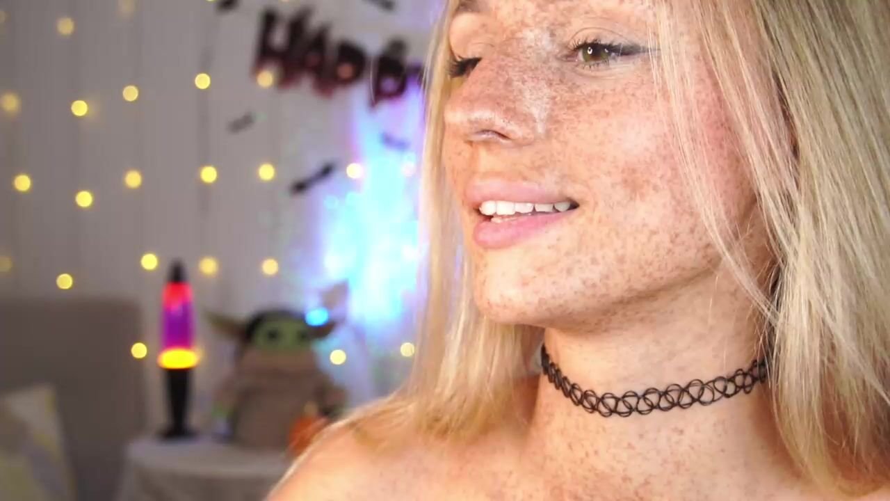 Freckled Face Hottie Topless. #InDiZ8Ph