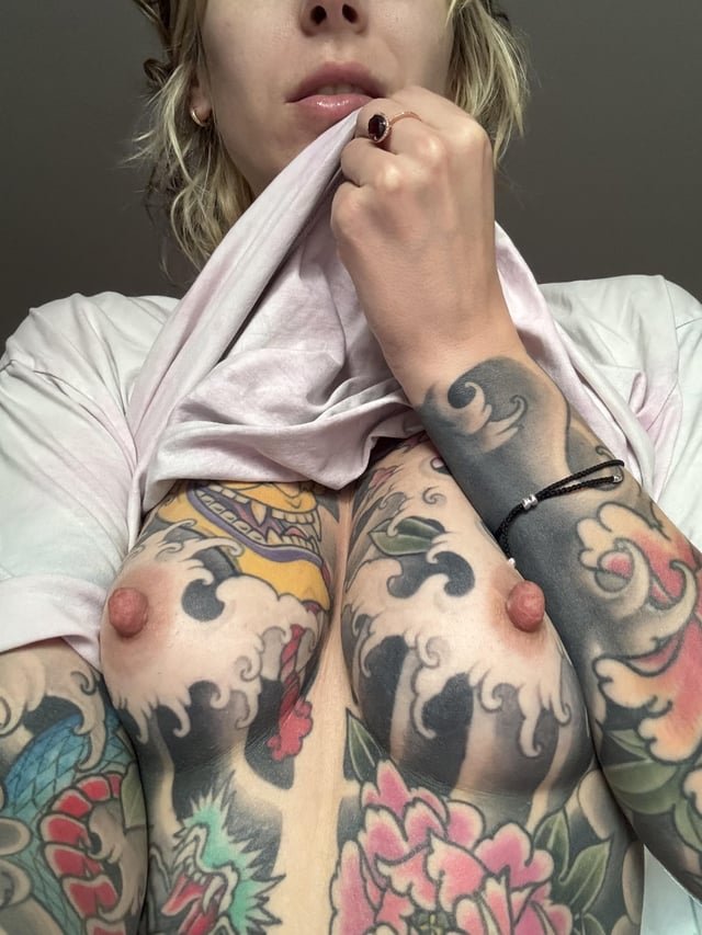 Tatted up emo chick #elyVFcIP